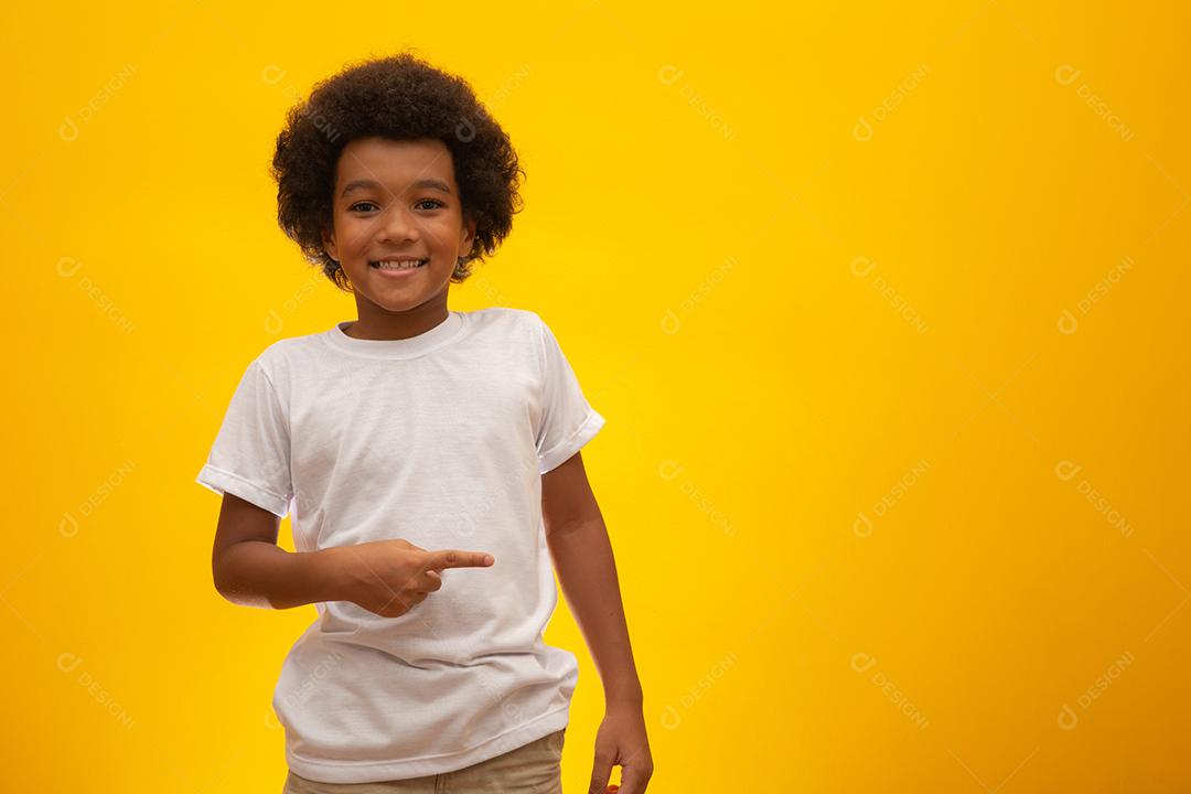 Menino afro-americano com cabelo black power em fundo amarelo.