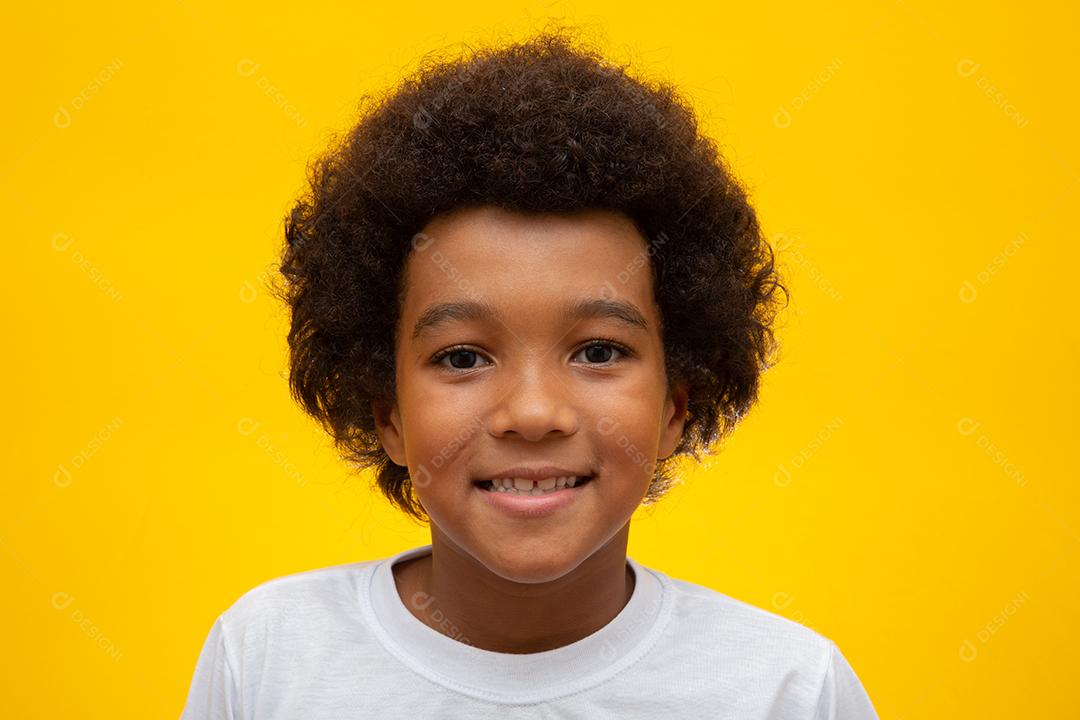 Cara de menino afro-americano com cabelo preto no fundo amarelo