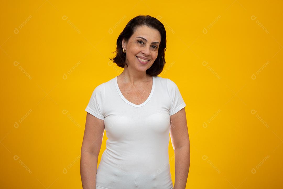 Retrato de uma linda mulher de meia idade sorrindo