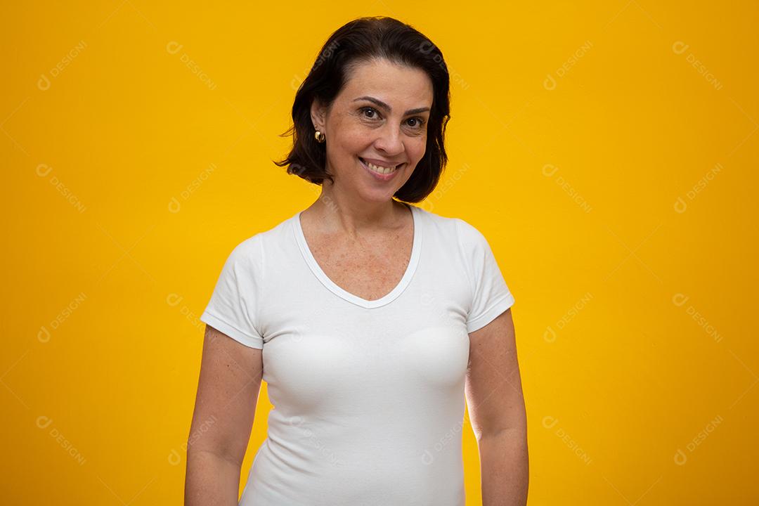 Retrato de uma linda mulher de meia idade sorrindo