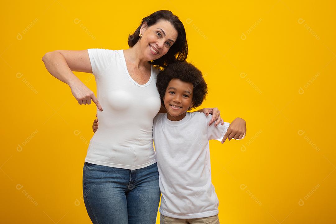 Mãe branca com filho negro. Conceito de adoção. Respeito social, cor da pele, inclusão.