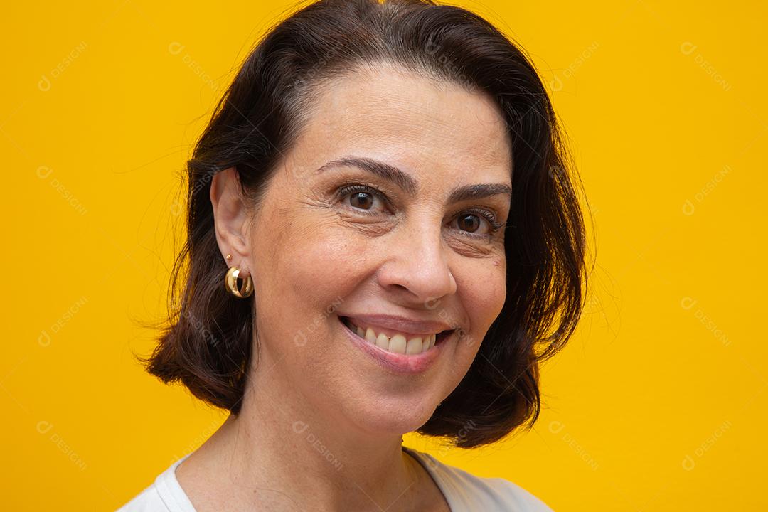 Feche o retrato de uma linda mulher adulta sorrindo