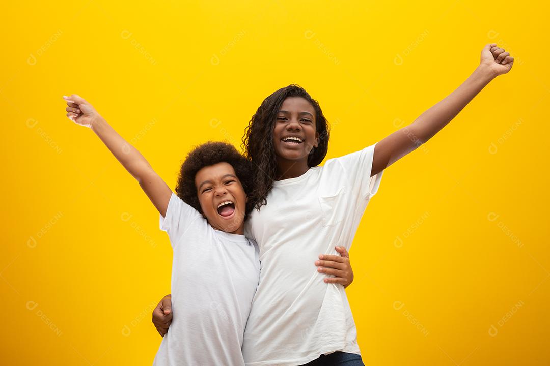 Irmão e irmã africanos. União de irmãos. Sorrindo crianças negras abraçando.