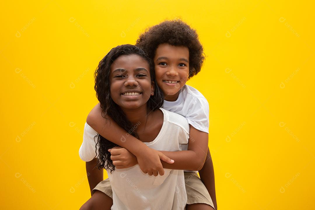 Irmão e irmã africanos. União de irmãos. Sorrindo crianças negras abraçando.