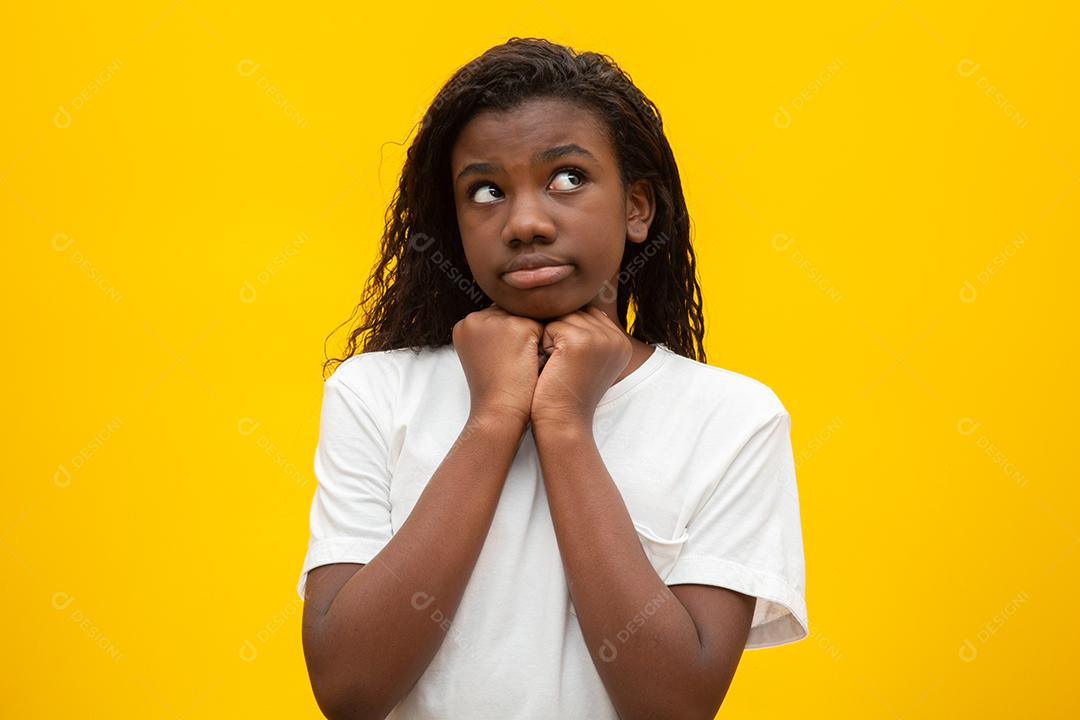 Crianças pensativas sobre fundo amarelo.