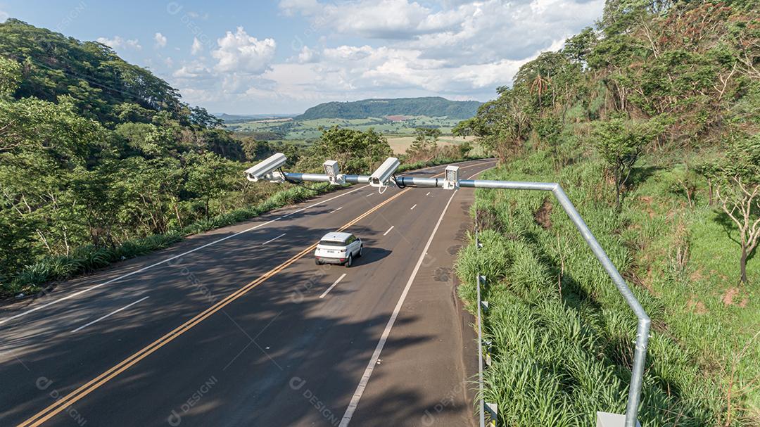 Vista aérea da câmera radar de controle de velocidade no Brasil.