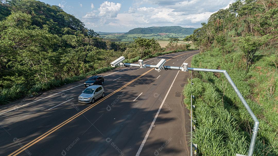 Vista aérea da câmera radar de controle de velocidade no Brasil.