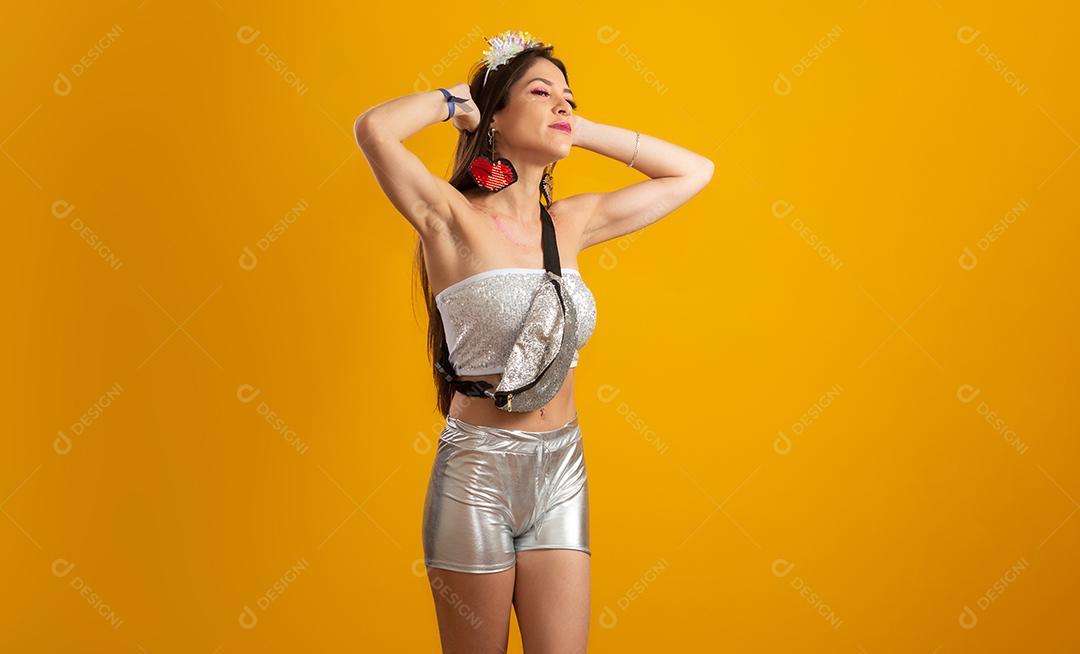 Mulher bonita vestida para a noite de carnaval. Mulher sorridente pronta para curtir o carnaval