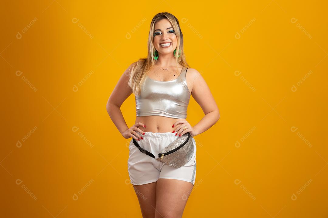 Mulher bonita vestida para a noite de carnaval. Mulher sorridente pronta para curtir o carnaval