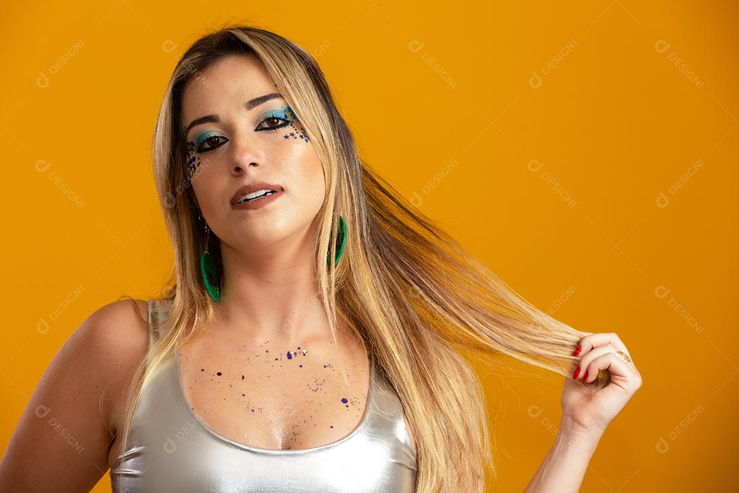 Carnaval Maquiagem para celebrar o Carnaval do Brasil. Tendência de maquiagem e acessórios para o carnaval.