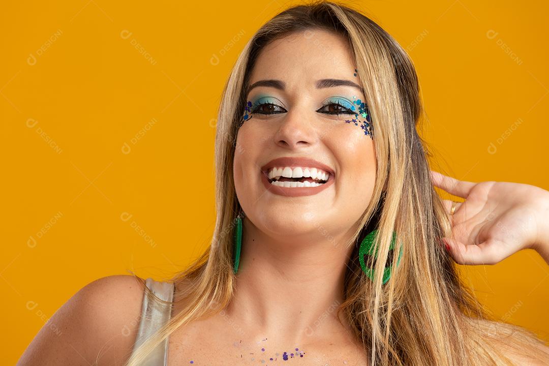 Carnaval Maquiagem para celebrar o Carnaval do Brasil. Tendência de maquiagem e acessórios para o carnaval.