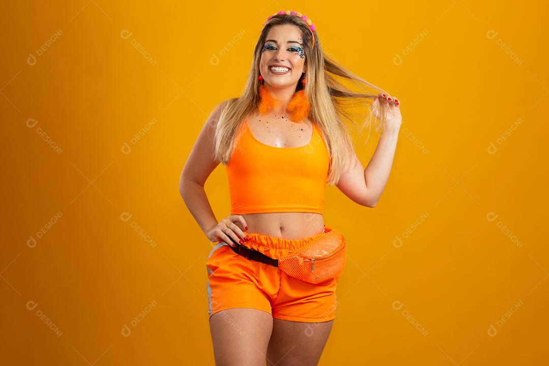 Linda mulher loira vestida para a noite de carnaval. Mulher sorridente pronta para curtir o carnaval