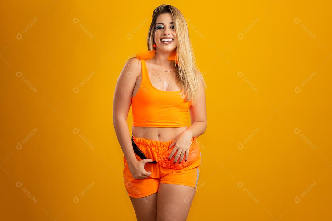 Linda mulher loira vestida para a noite de carnaval. Mulher sorridente pronta para curtir o carnaval