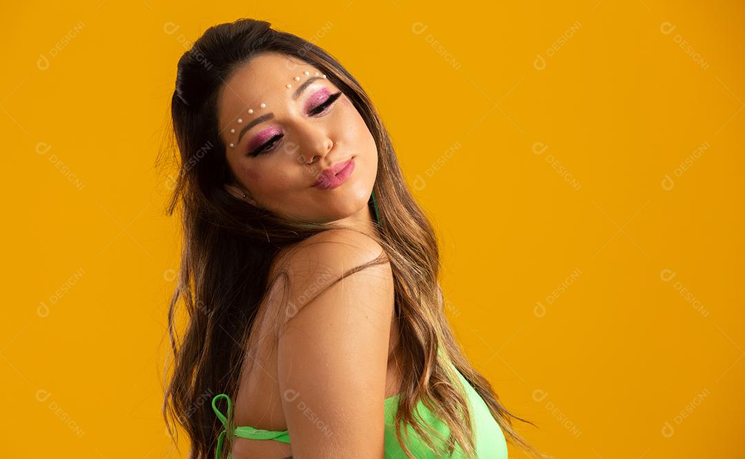 Mulher jovem de cabelo loiro fantasiado curtindo a festa de carnaval cobrindo com camiseta do orgulho lgbt