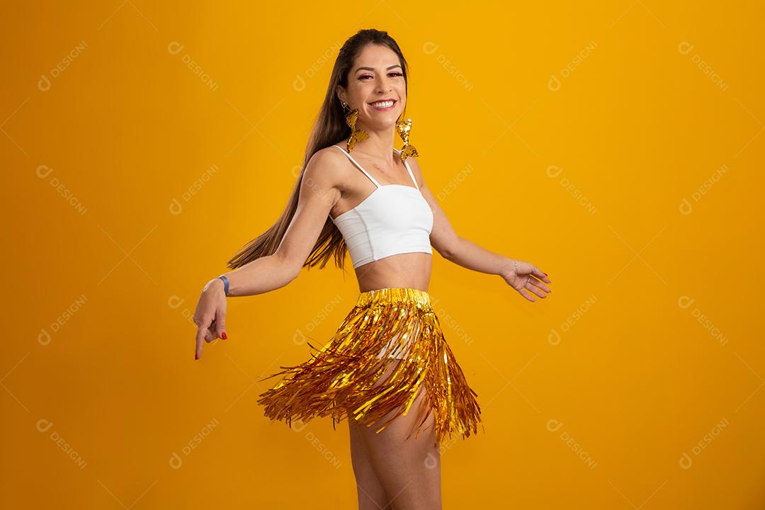 Mulher bonita vestida para a noite de carnaval. Mulher sorridente pronta para curtir o carnaval