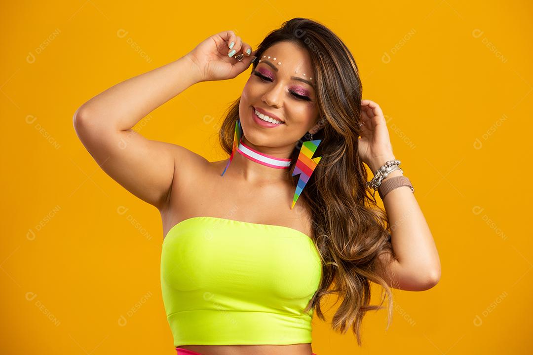 Mulher bonita vestida para a noite de carnaval. Mulher sorridente pronta para curtir o carnaval