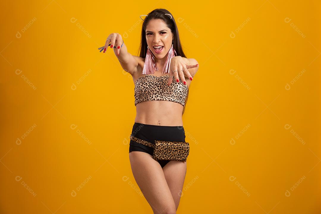 Mulher jovem de cabelo fantasiado curtindo a festa de carnaval cobrindo com camiseta do orgulho lgbt