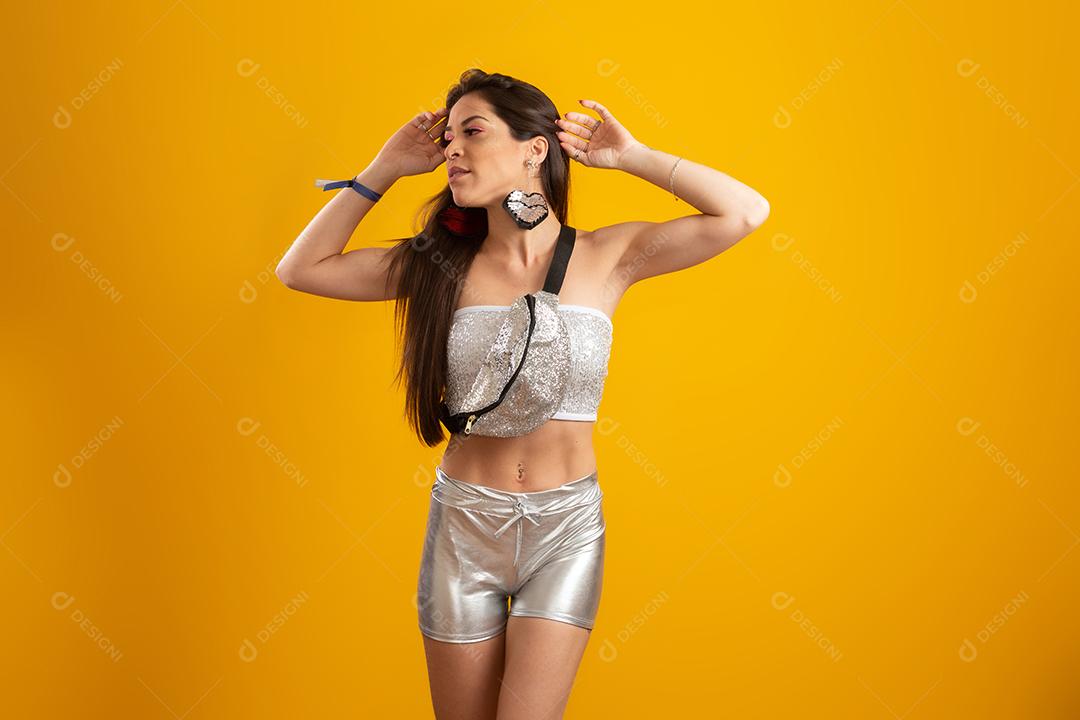 Linda mulher vestida para a noite de carnaval. Mulher sorridente pronta