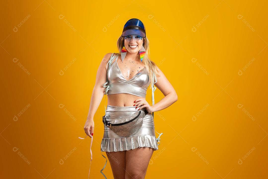 Linda loira vestida para a noite de carnaval. Mulher sorridente