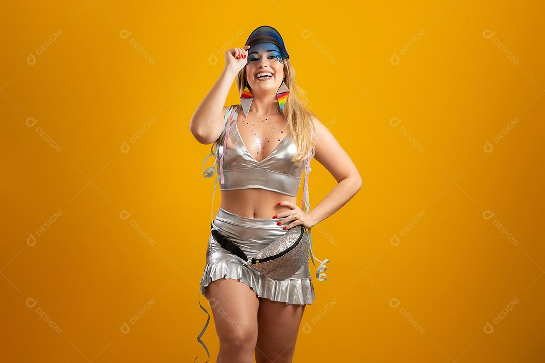 Linda loira vestida para a noite de carnaval. Mulher sorridente