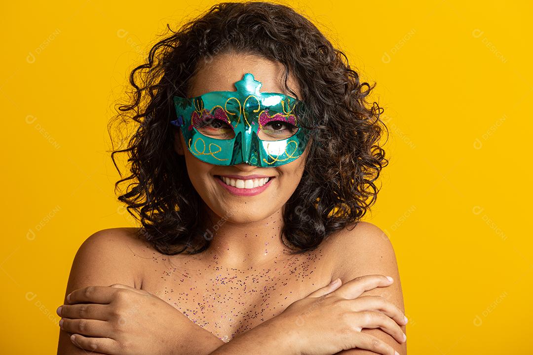 Carnaval brasileiro. Jovem fantasiada curtindo o carnaval