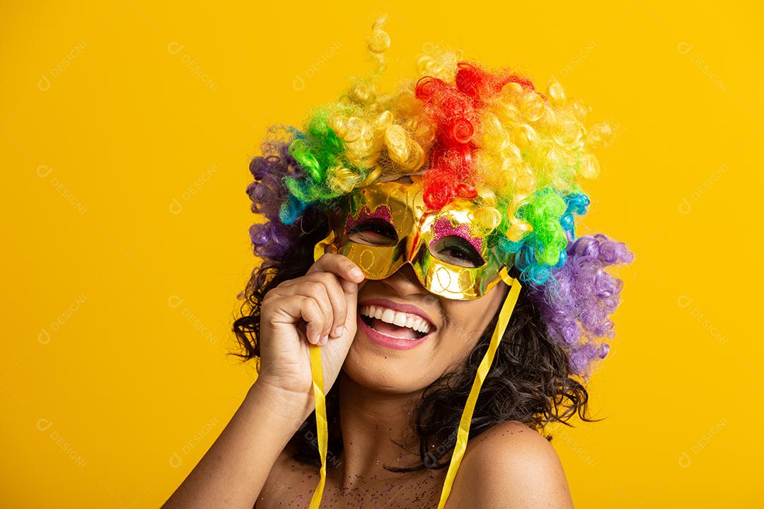 Linda mulher vestida para a noite de carnaval. Mulher sorridente pronta