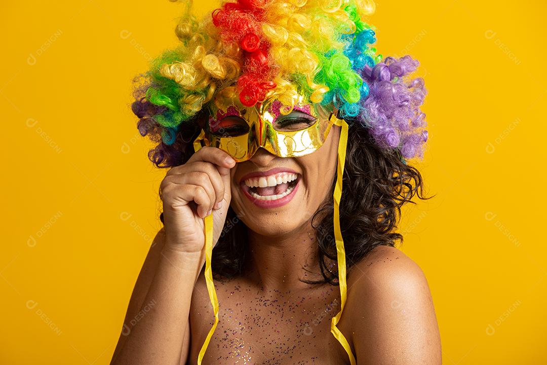 Linda mulher vestida para a noite de carnaval. Mulher sorridente pronta