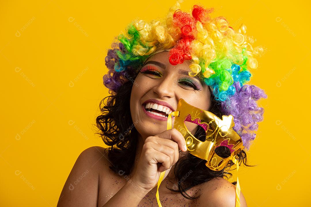Linda mulher vestida para a noite de carnaval. Mulher sorridente pronta