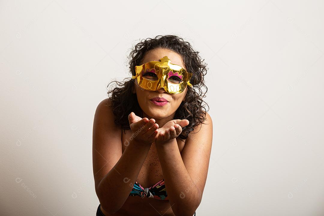 Vamos festejar! Menina soprando confete contra  fundo branco