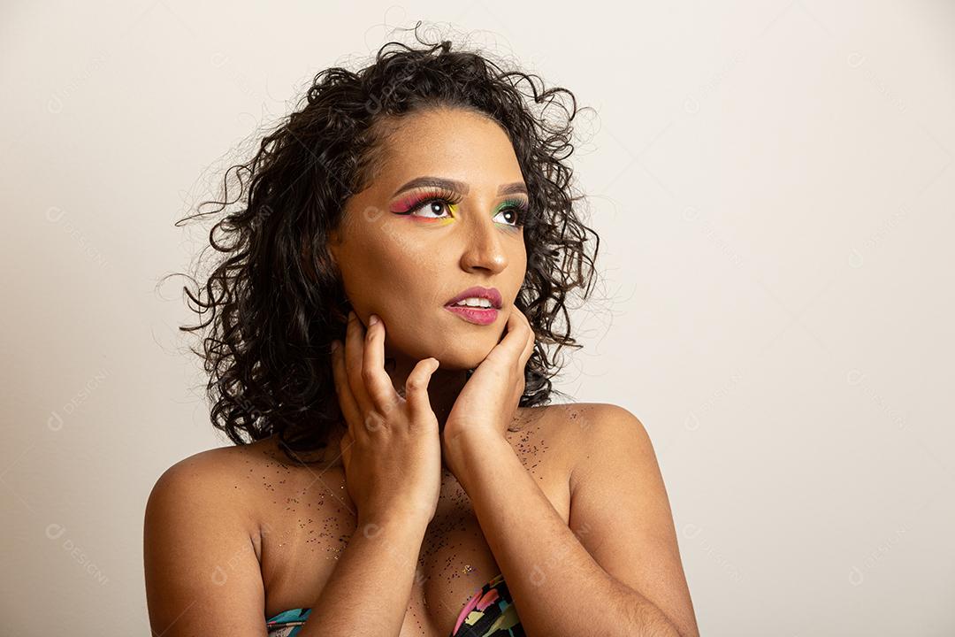 Garota modelo de moda de beleza com cabelo encaracolado e maquiagem colorida