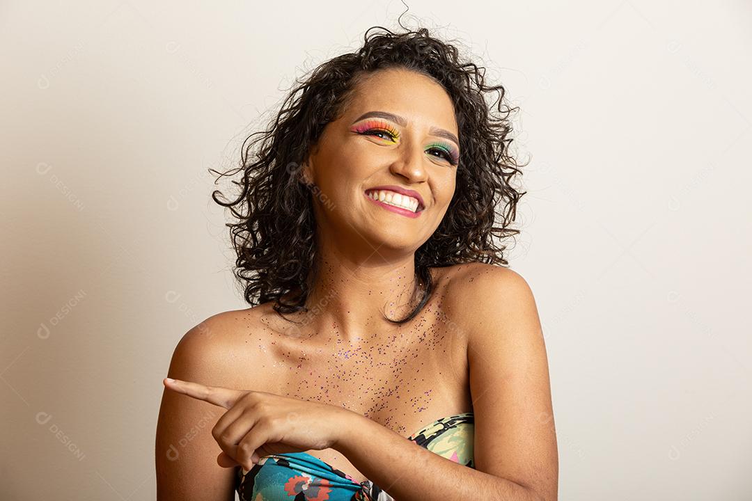 Venda de férias. Menina feliz em maquiagem de carnaval apontando índice