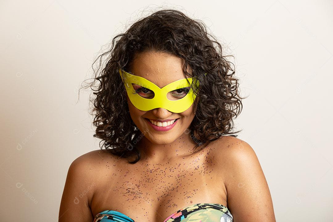 Carnaval brasileiro. Jovem fantasiada curtindo o carnaval