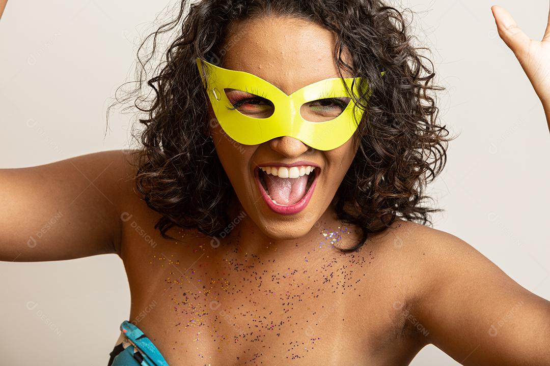 Carnaval brasileiro. Jovem fantasiada curtindo o carnaval