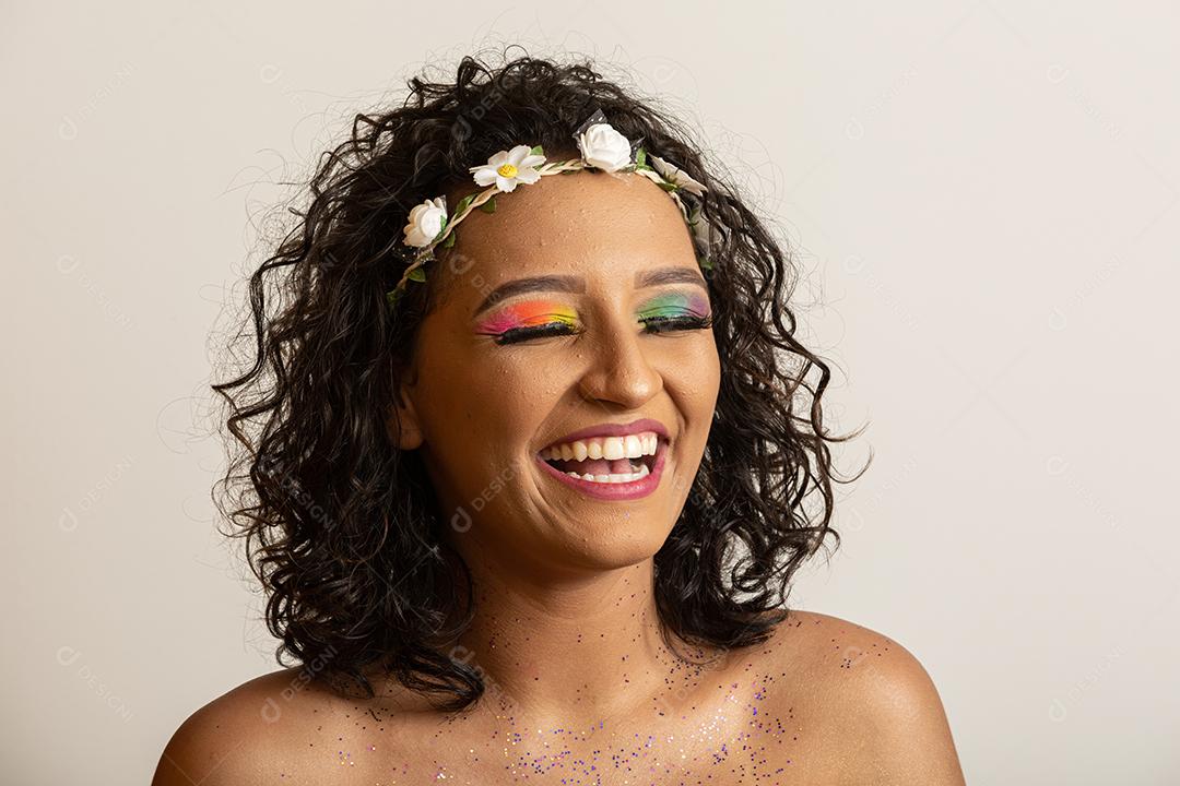 modelo linda jovem sorrindo com flores brilhantes em seu pescoço