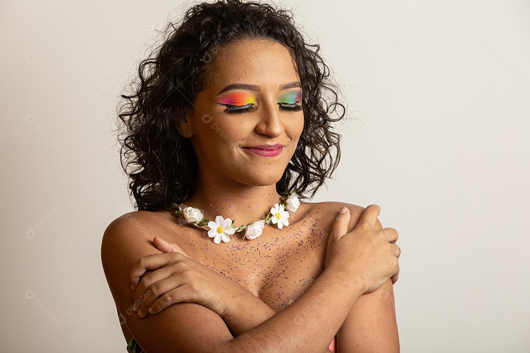 modelo linda jovem sorrindo com flores brilhantes em seu pescoço