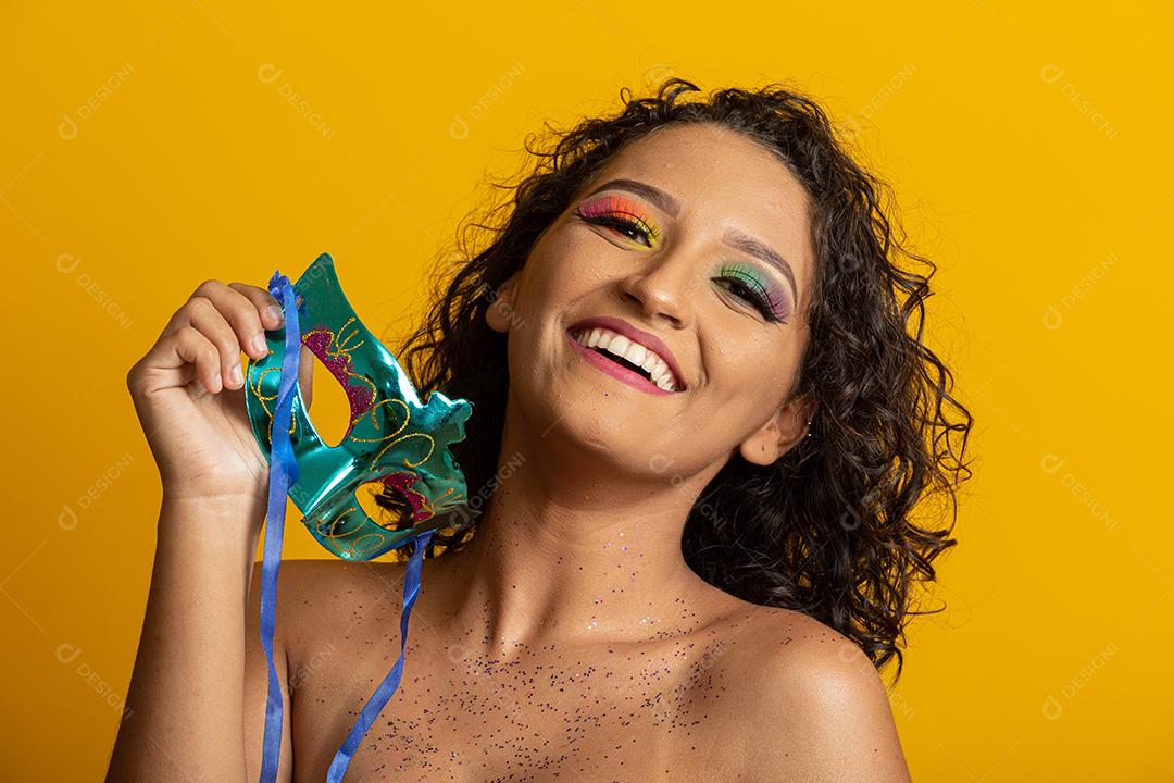 Carnaval brasileiro. Jovem fantasiada curtindo o carnaval