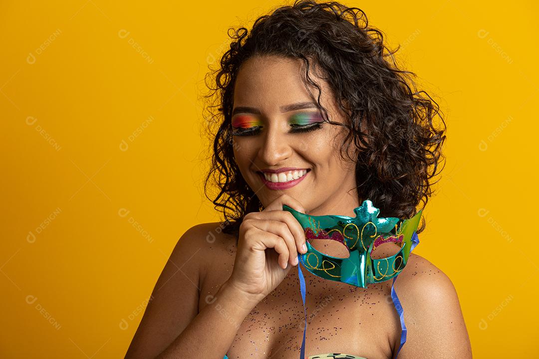 Carnaval brasileiro. Jovem fantasiada curtindo o carnaval