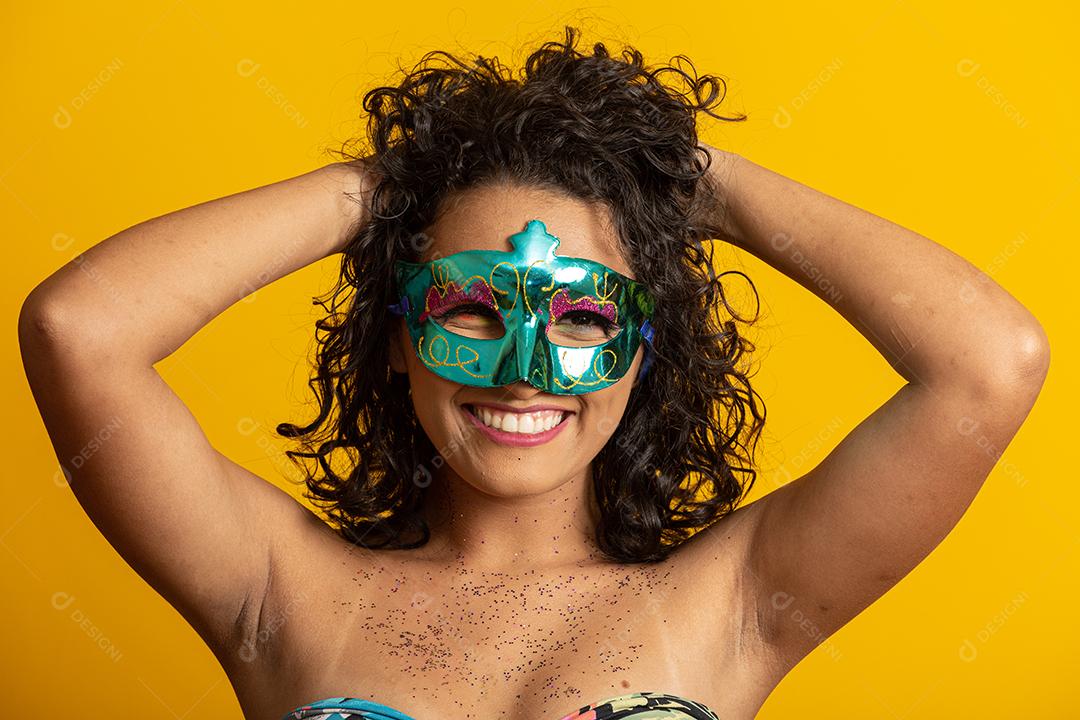 Carnaval brasileiro. Jovem fantasiada curtindo o carnaval