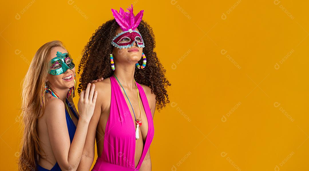 Linda mulher vestida para a noite de carnaval. Mulher sorridente pronta