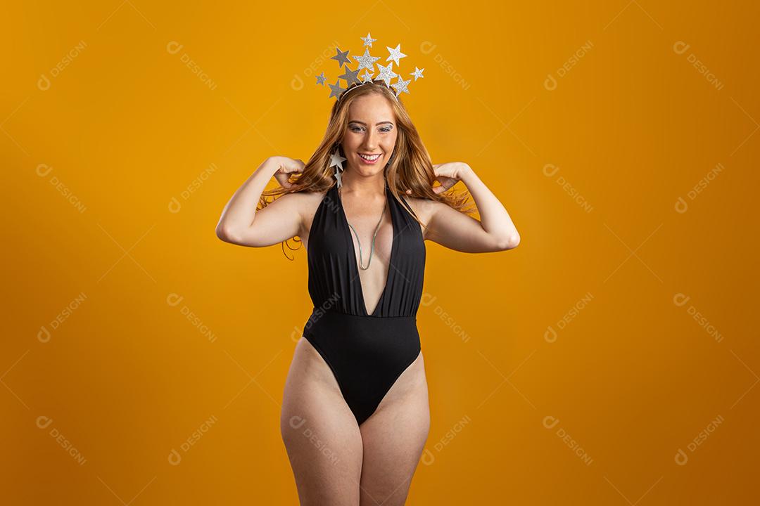 Linda mulher vestida para a noite de carnaval. Mulher sorridente pronta