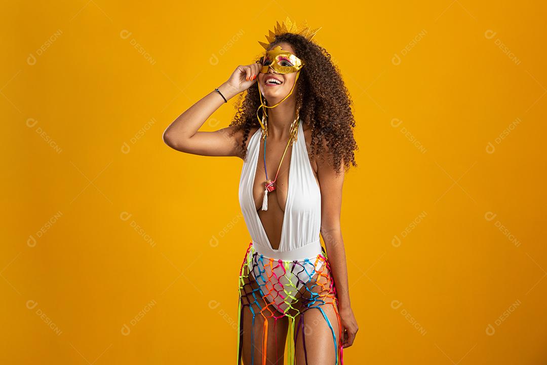 Linda mulher vestida para a noite de carnaval. Mulher sorridente pronta