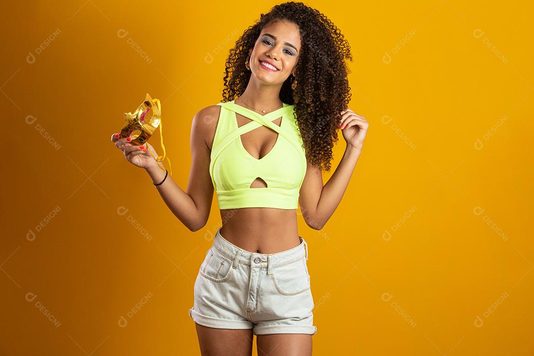 Linda mulher vestida para a noite de carnaval. Mulher sorridente pronta