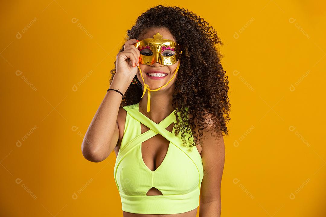 Linda mulher vestida para a noite de carnaval. Mulher sorridente pronta