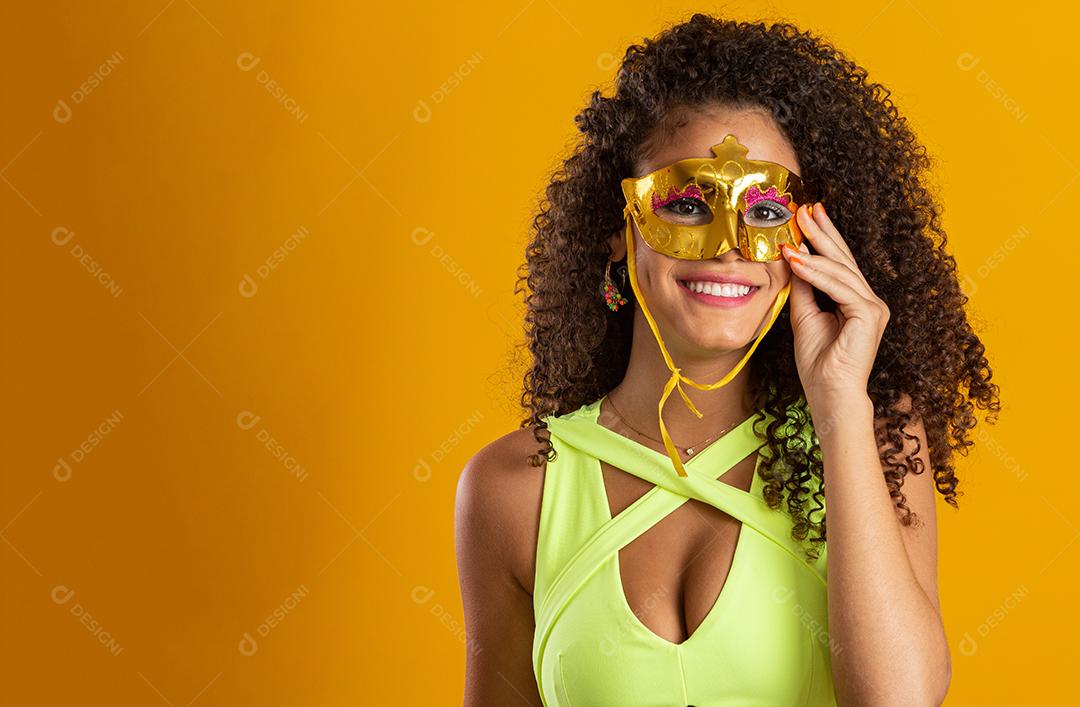 Linda mulher vestida para a noite de carnaval. Mulher sorridente pronta