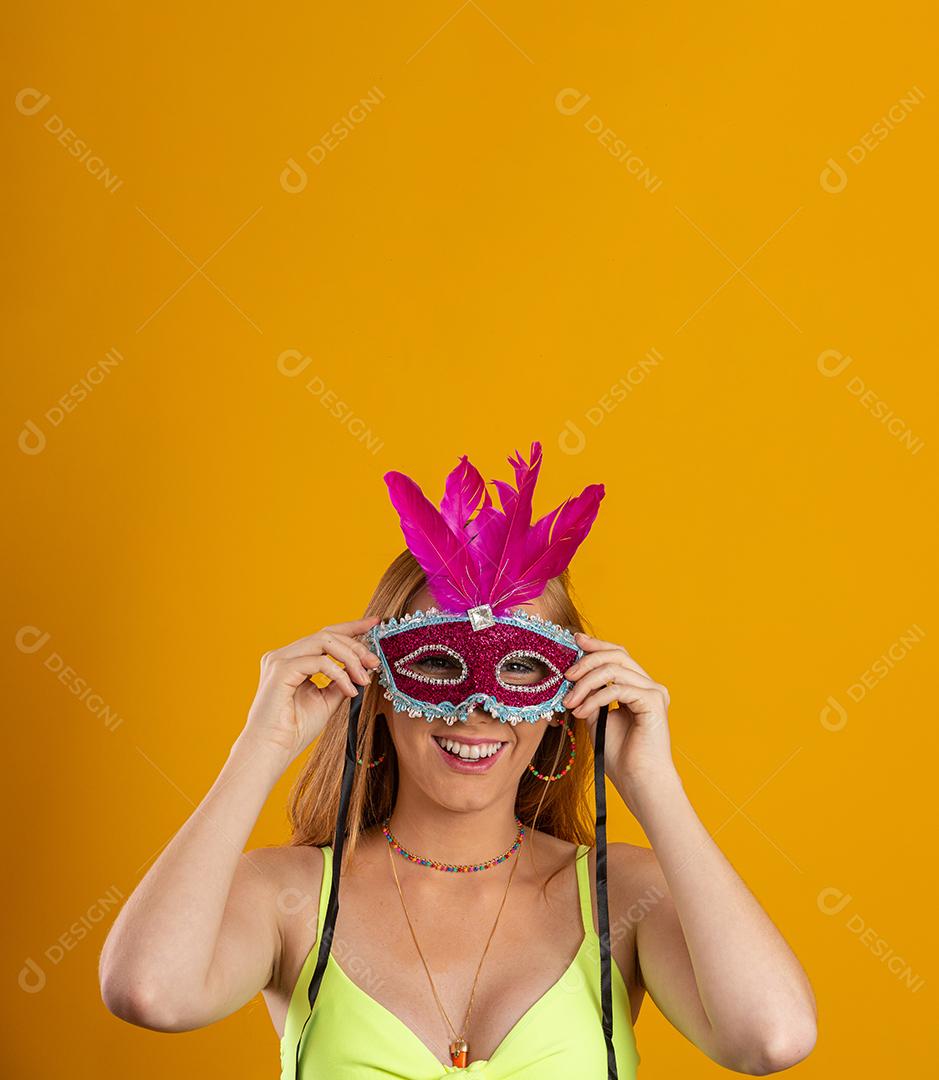 Linda mulher vestida para a noite de carnaval. Mulher sorridente pronta