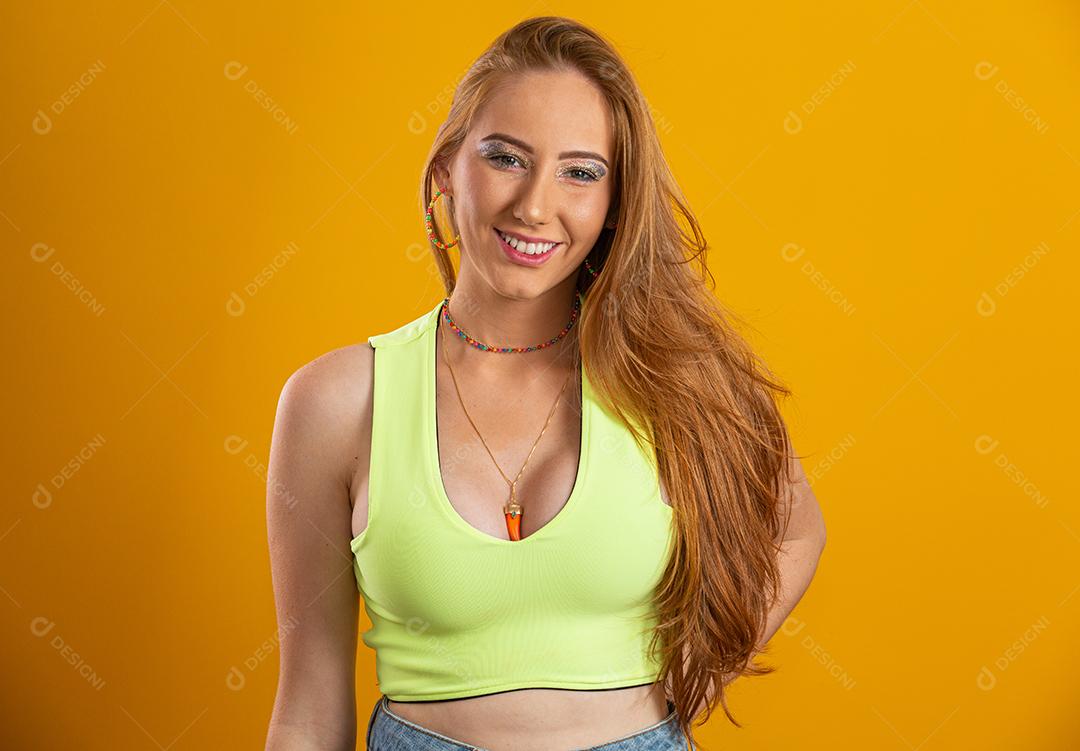 Retrato de linda e alegre garota loira ruiva sorrindo