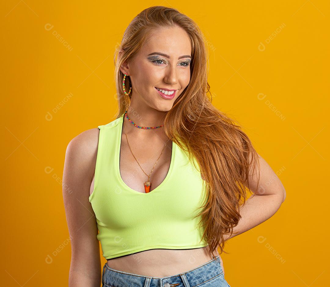 Linda garota afro-americana com um penteado afro sorrindo.