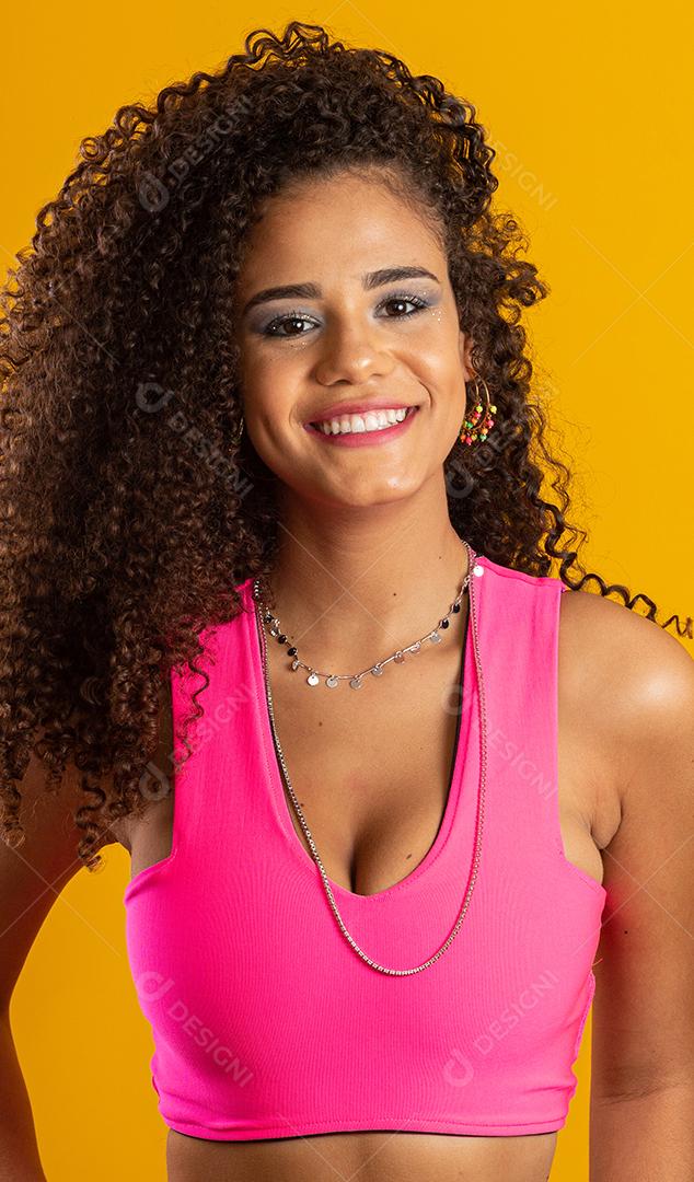 Linda garota afro-americana com um penteado afro sorrindo.