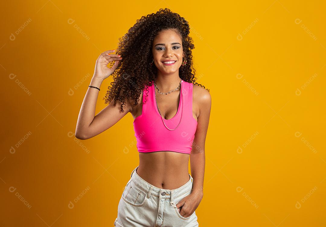Linda garota afro-americana com um penteado afro sorrindo.