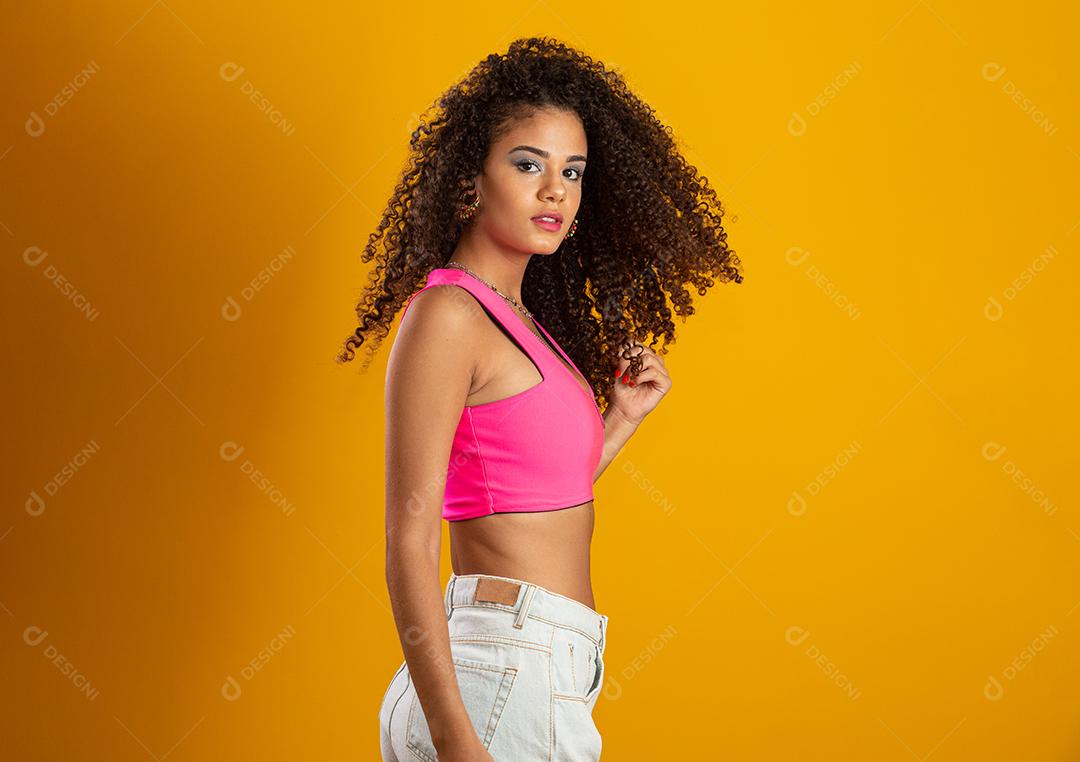 Linda garota afro-americana com um penteado afro sorrindo.